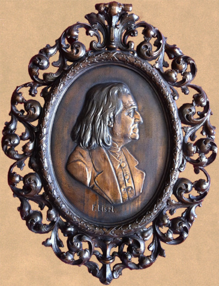 New acquisition: a plaque of Liszt became the property of the Museum