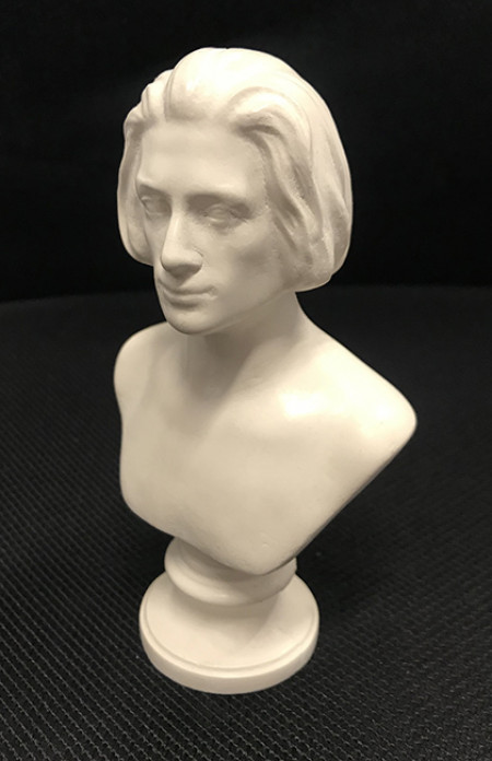 Liszt-szobrok az ajándékbolt kínálatában